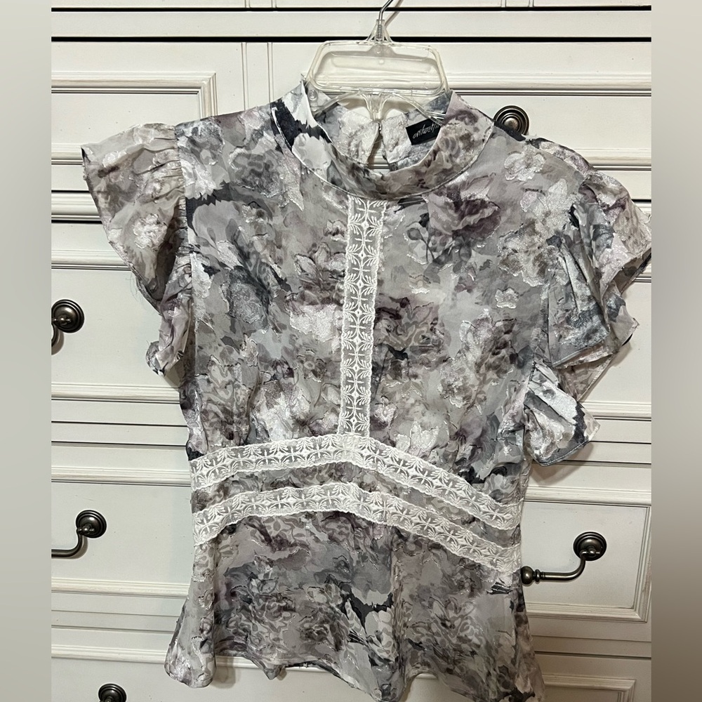 Grey and white floral blouse with lace trim from Ontwelfth
